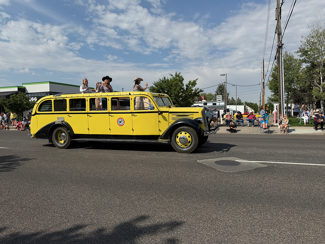Yellowstone Bus with Visiting Queens